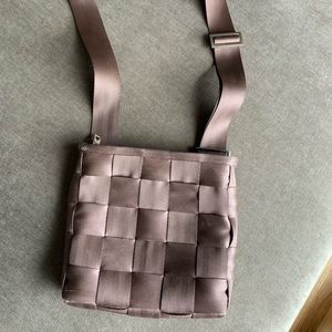 Original Harvey’s seatbelt purse dark brown